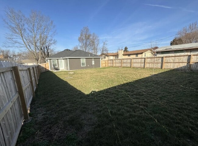 Building Photo - COMING SOON: BEAUTIFUL 3 BEDROOM / 2 BATHROOM HOUSE LOCATED IN JOPLIN MO WITH FENCED IN YARD!