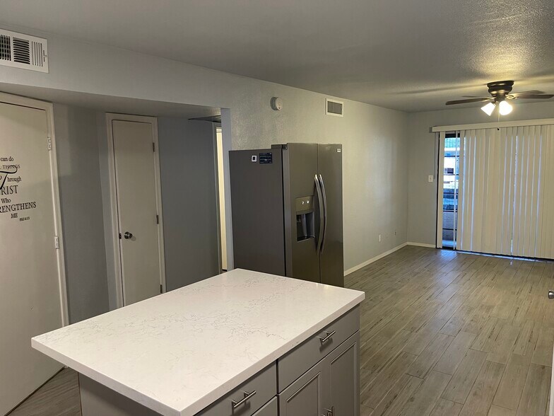 Building Photo - 3131 W Cochise Dr