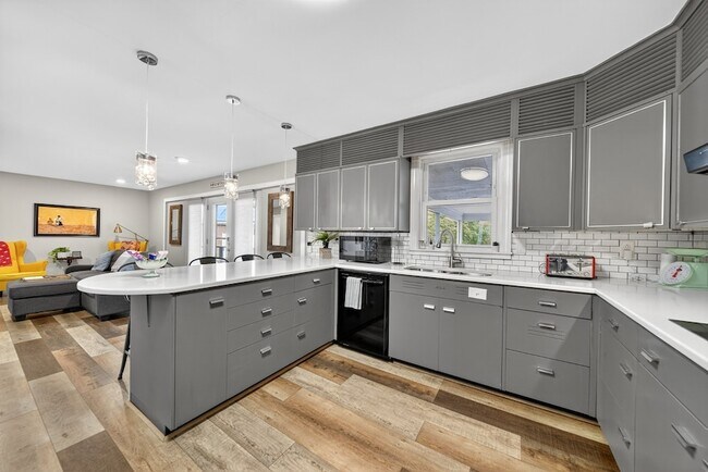 Building Photo - 147 Sunset Dr