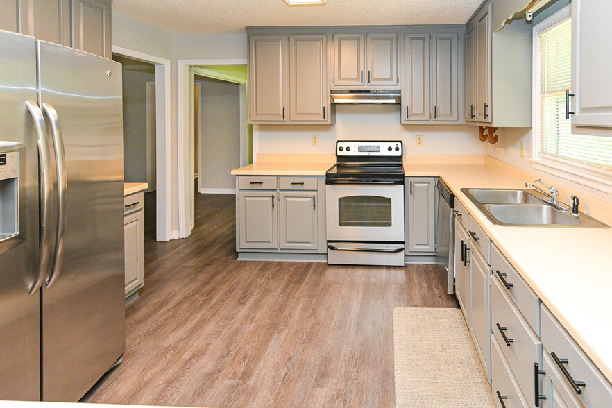 Building Photo - 157 Greenwood Dr