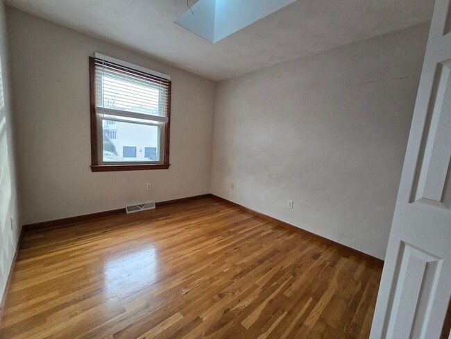 Building Photo - Beautiful Split Entry - 3 Bedroom 2.5 Bathroom in Rustic Ridge Estates