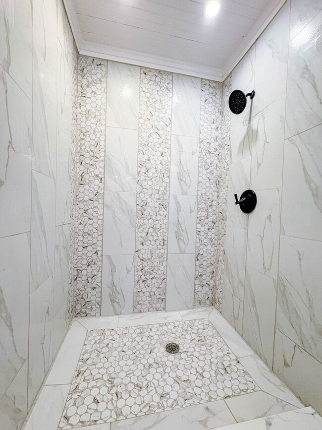 Building Photo - Downtown Living! 2 Bedroom 2 Bath Apartment (No Pets)