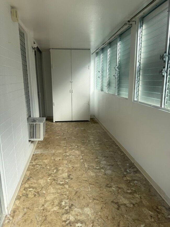 Building Photo - Near Waikiki Beach. Window AC. Near Public Transportation