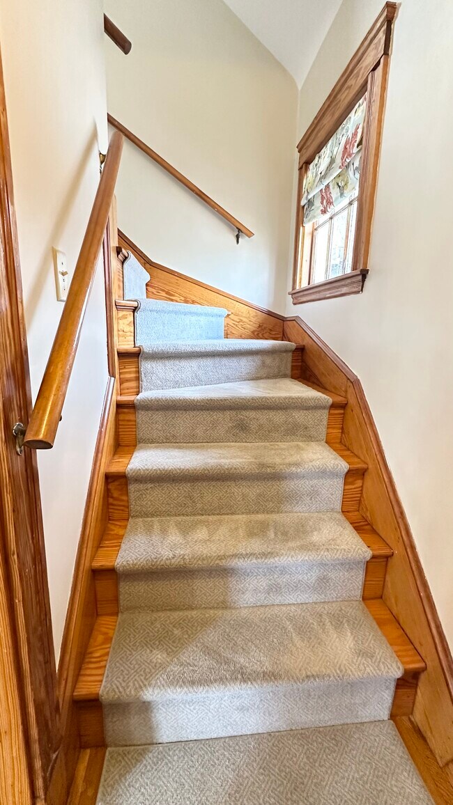 Building Photo - 62 Edgecliff Rd