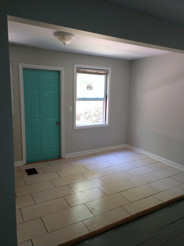 Building Photo - 4207 Dinglewood Ave