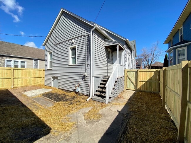 Building Photo - 4 Bedroom Home in Hammond