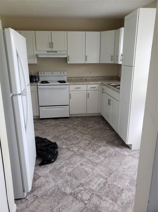 Building Photo - 2/2 Home in Silver Springs Shores Lake Joy...