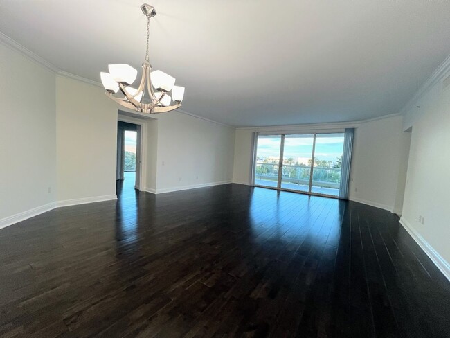 Building Photo - Turnberry Towers - 2 Bedroom 2 bath over 2...