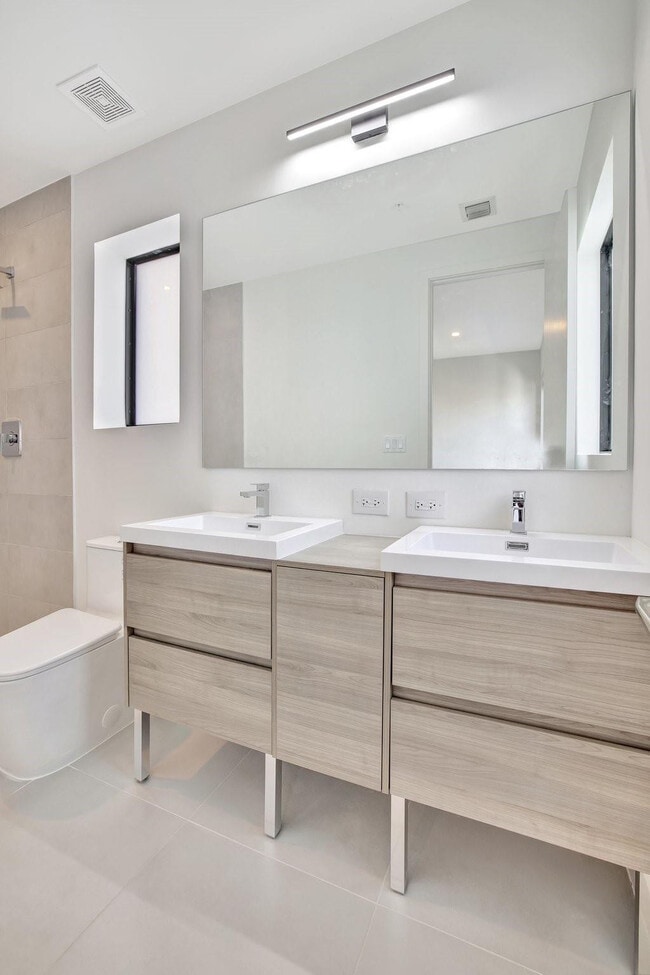 Building Photo - 4208 NE 7th Terrace