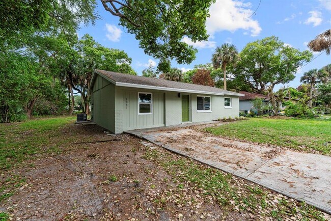 Building Photo - 1087 Swan St