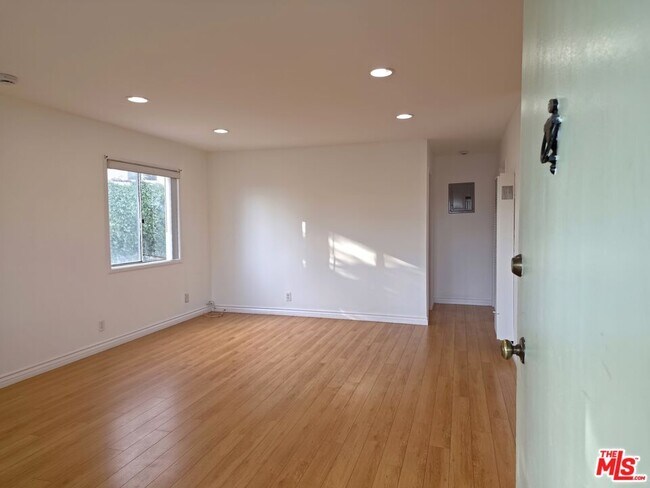 Building Photo - 2337 W Gramercy Ave