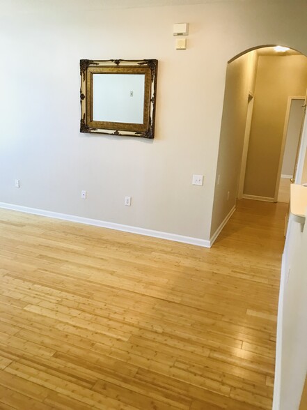 Building Photo - 10550 Baymeadows Rd