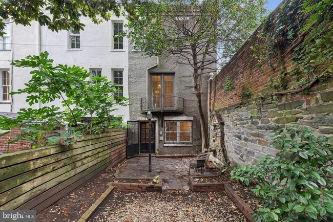 Building Photo - 1225 30th St NW