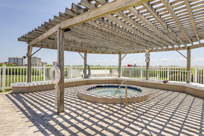Building Photo - 6158 Palma Del Mar Blvd S