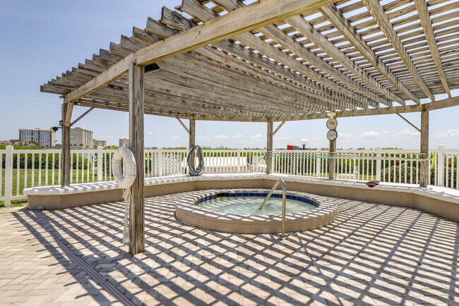 Building Photo - 6158 Palma Del Mar Blvd S