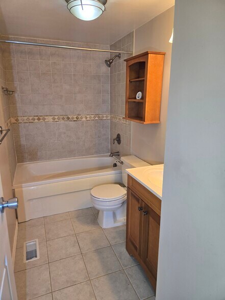 Building Photo - 554 Logan St