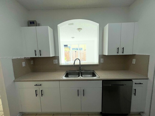 Building Photo - 955 NE 42nd Terrace