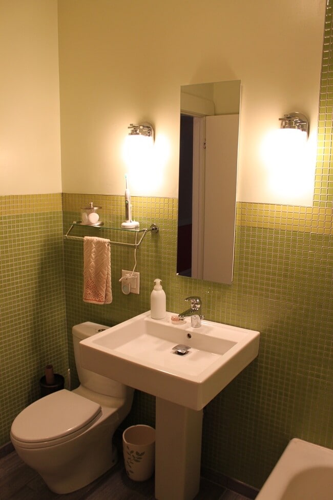 Building Photo - 4243 N Lincoln Ave