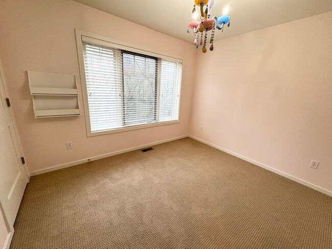 Building Photo - Rare Townhome 2 bed 2 bath in Heart of Bellevue Downtown