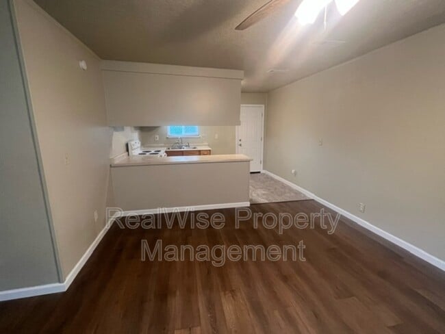 Primary Photo - 723 SW Bridge St