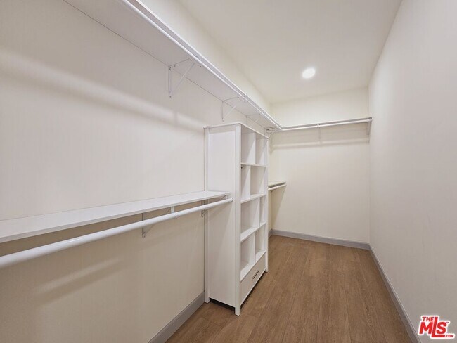 Building Photo - 2828 Leeward Ave