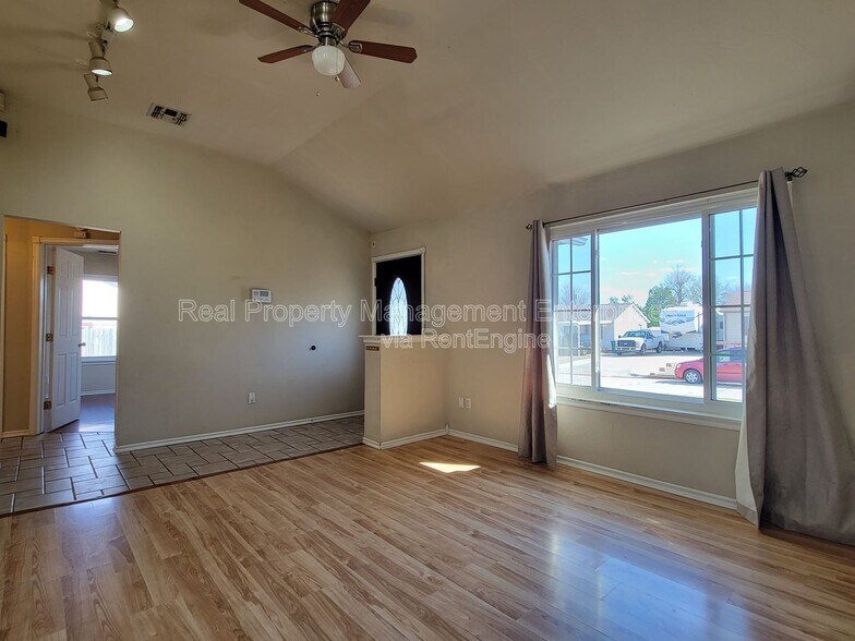 Building Photo - 4205 SE 47th St