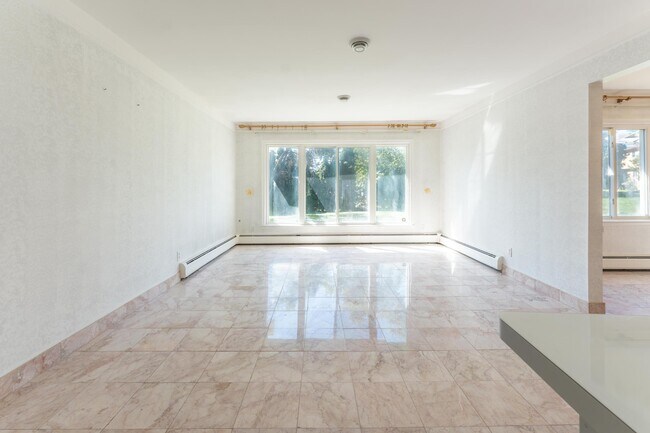 Building Photo - 2616 Douglas Dr