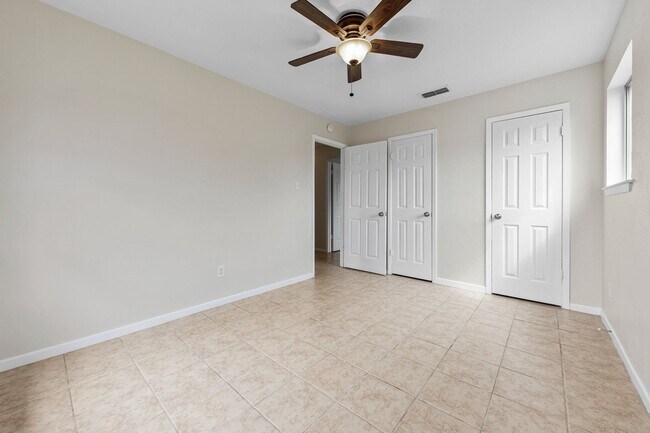 Building Photo - 2300 Zinnia Ct
