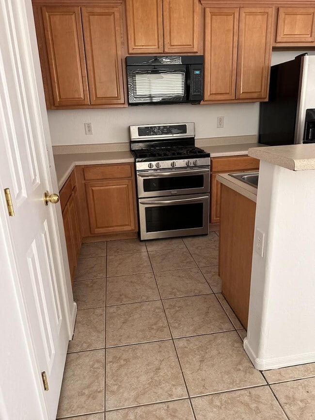 Building Photo - 3637 E Parkview Dr