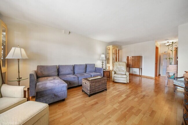 Building Photo - 1601 N 76th Ct