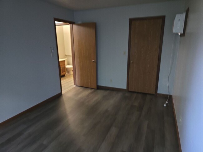 Building Photo - Comfort Meets Convenience in Woodburn