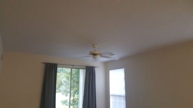 Building Photo - 2 Bedroom Condo in River Oaks