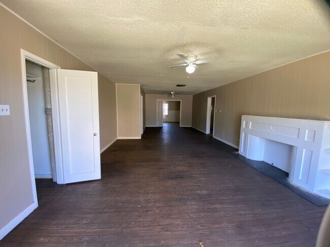 Building Photo - Spacious, remodeled 4 Bed, 2 Bath Home in ...