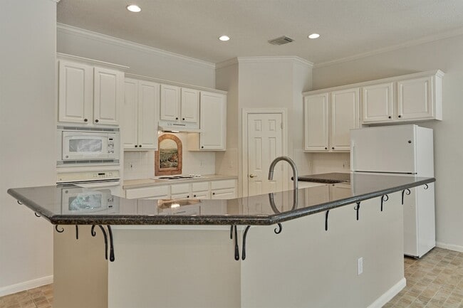Building Photo - 118 Robindale Cir