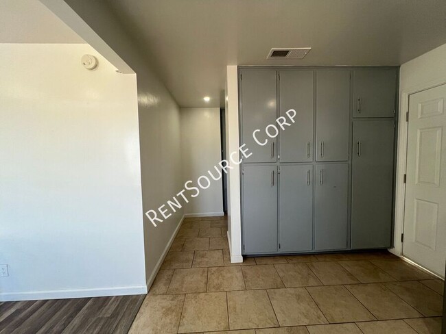 Building Photo - 222 E Virginia Way