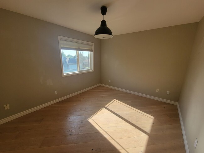 Building Photo - Perfect Family Home Near Badger Mountain –...