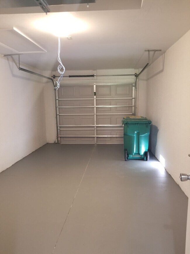 Building Photo - Spacious 3-Bedroom, 2-Bath Apartment with ...