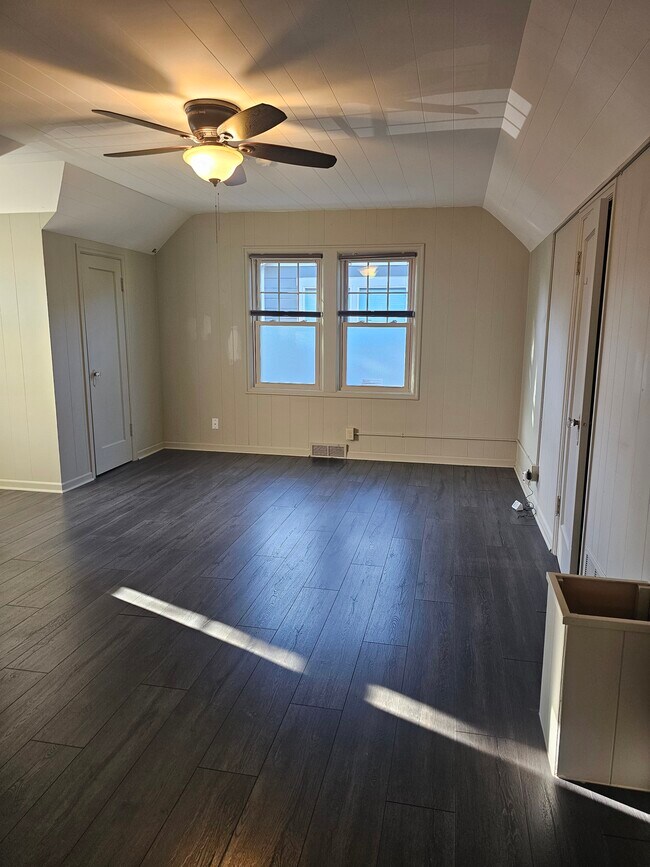 Building Photo - 6613 N Amherst St