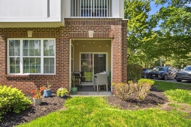 Building Photo - 61 Taft Ln