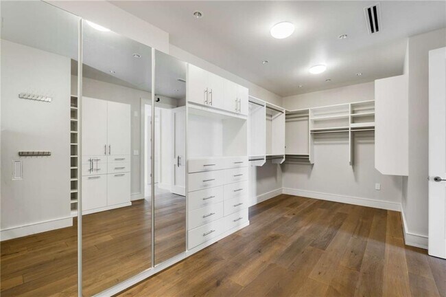 Building Photo - 3376 Peachtree Rd NE