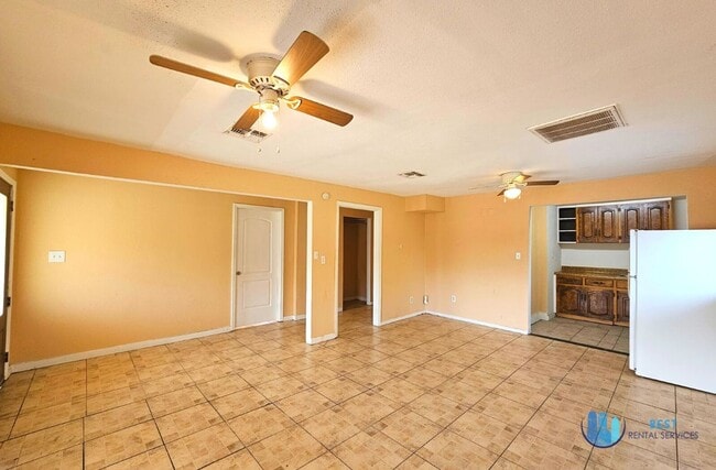 Building Photo - Rare flexible commercial space available for monthly lease on busy Combee Road
