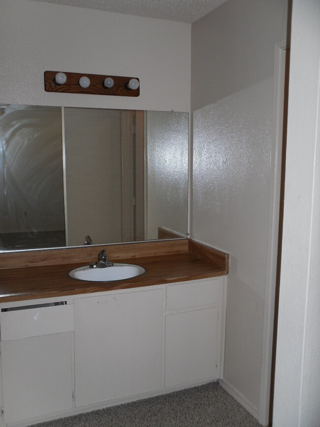 Building Photo - CONDO READY FOR MOVE IN!