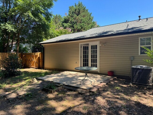 Building Photo - Cute 2 Bedroom Home in The Vineyard!