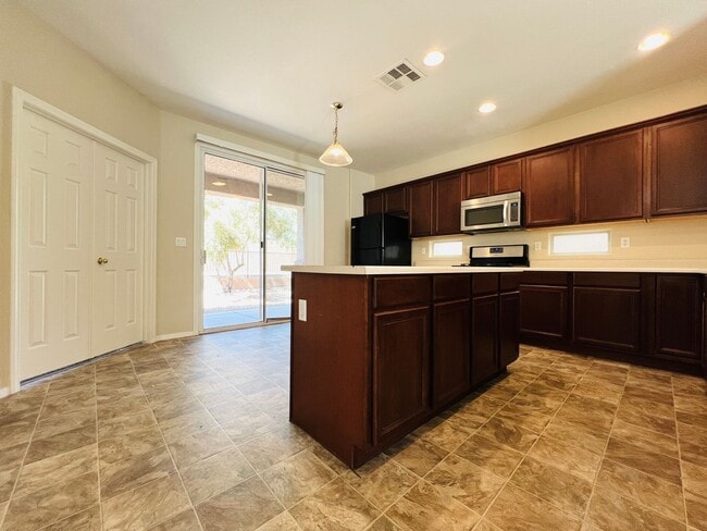 Building Photo - Blue Diamond & Durango 2-story, 3 Bedroom + Den SW home ready for immediate move in!