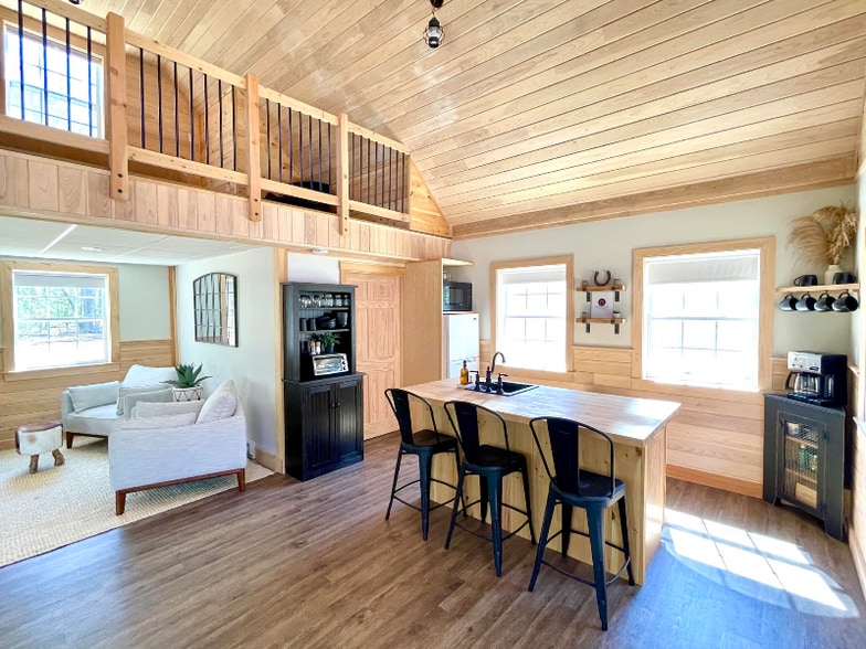 Building Photo - 10 Elizabeth Ln