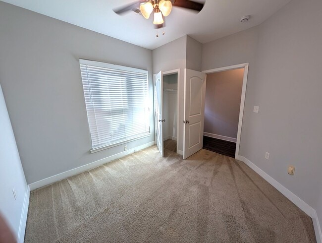 Building Photo - Beautiful, 3 bed, 2 bath Townhome Located ...