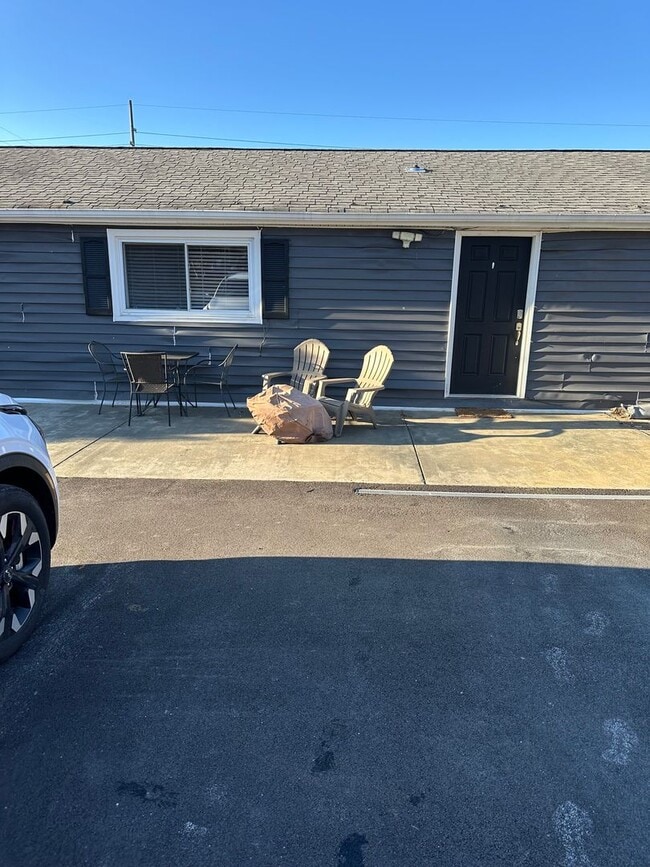 Building Photo - Nice 2 Bedroom 1 Bath Apartment above a salon. 1 Level