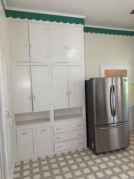 Building Photo - 627 Rose Ave