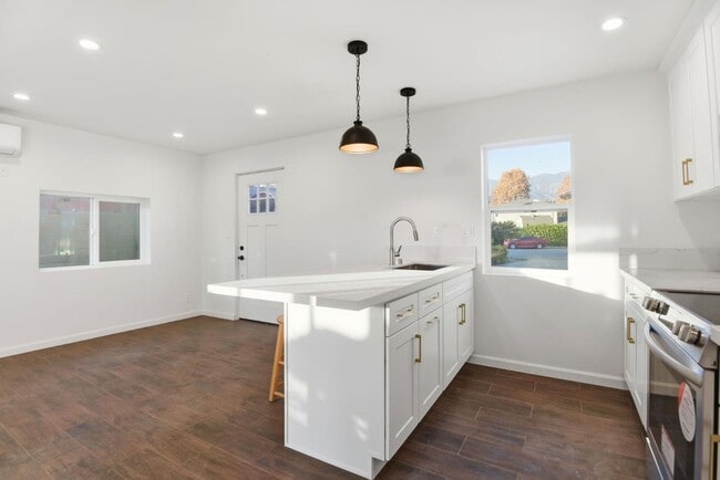 Building Photo - 648 Anita St