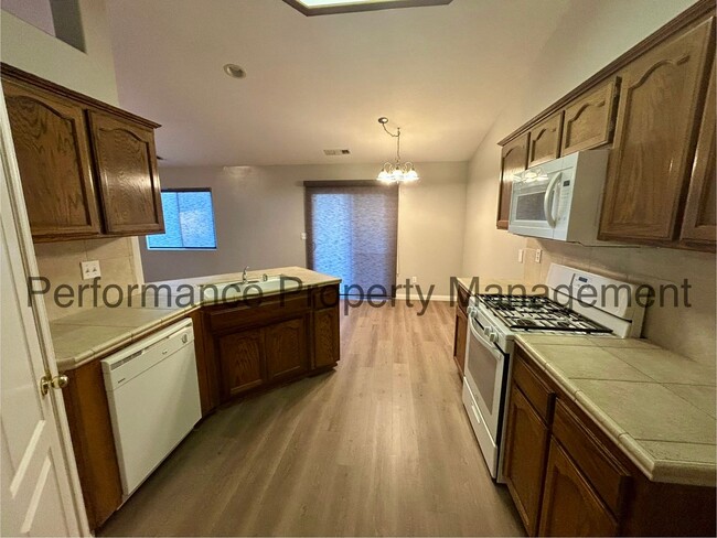 Building Photo - Charming 3 Bed/2 Bath North Bakersfield Ho...